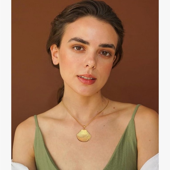 Elegant Gold Shell Necklace - Picture 4 of 10